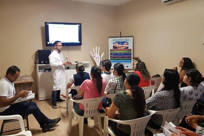 A equipe multiprofissional do Hospital Regional Público do Leste (HRPL), em Paragominas, no nordeste paraense, promoverá mais um módulo da “Capacitação de Enfermeiros e Técnicos de Enfermagem”, dia 28 deste mês.
FOTO: ARQUIVO / ASCOM HRPL
DATA: 22.06.2018
PARAGOMINAS - PARÁ <div class='credito_fotos'>Foto: ASCOM HRPL | <a href='/midias/2018/originais/783e8f82-330e-4497-858a-6353017dcef4.jpg' download><i class='fa-solid fa-download'></i> Download</a></div>