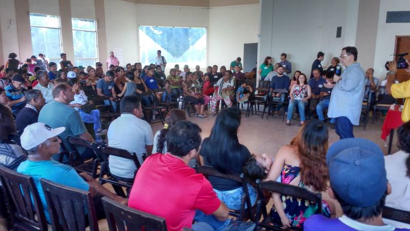 Lideranças comunitárias participaram nesta quinta-feira, 07, na Vila dos Cabanos, em Barcarena, de uma reunião pública com representantes do Governo do Estado. Dois secretários estaduais, de Saúde e de Meio Ambiente e Sustentabilidade, além do vice-presidente da Companhia de Desenvolvimento Econômico (Codec) dialogaram com 125 representantes de comunidades as propostas do governo nas áreas de Saúde, Meio Ambiente e Socioeconomia para questões que envolvem o acidente ambiental da empresa mineradora Hydro, na região. Vitor Mateus e Thales Belo, respectivamente, titulares das pastas de Saúde e Meio Ambiente, e Eduardo Klautau (foto), da Codec, responderam à dúvidas e questionamentos dos moradores de 18 comunidades da região: Ilha do Capim, Vila Beja, Itupanema, Ilha das Onças, São José, Laranjal, Curuperé, Acuí, Conde, Vila Nova, Bom Futuro, Renascer com Cristo, Barcarena Sede, Jardim Paraíso, Jardim São José, Bairro Industrial, Vila dos Cabanos e Aicaraú. Estavam presentes ainda representantes da Secretaria de Assistência Social (Seaster).
FOTO: RODOLFO OLIVEIRA / AG. PARÁ
DATA: 07.06.2018
BARCARENA - PARÁ <div class='credito_fotos'>Foto: Rodolfo Oliveira/Ag. Pará | <a href='/midias/2018/originais/784ad8a2-7ad7-4e30-9e48-7747ca422f80.jpg' download><i class='fa-solid fa-download'></i> Download</a></div>