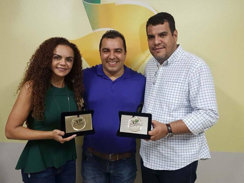 O Centro Regional de Governo do Sudeste do Pará completou 100 dias de trabalho no início deste mês. A data foi marcada por uma agenda especial da Secretaria Extraordinária dos Municípios Sustentáveis (Semsu) em 10 municípios da região. Durante as visitas, entre os dias 9 e 12, o secretário regional, Jorge Bittencourt, e coordenadores do Centro, participaram de reuniões de integração, acompanharam obras em andamento e inaugurações, como a da Unidade Pro Paz Integrada (UIPP), e a entrega de uma viatura para a Polícia Civil, em Brejo Grande do Araguaia. Na agenda foram assinados convênios também em São Domingos do Araguaia, Curionópolis, Canaã dos Carajás, Rio Maria, Pau D’Arco e Xinguara, que totalizam mais de 25 milhões de reais em investimentos do Governo do Pará nas áreas de saúde, educação e infraestrutura. O Centro Regional de Governo do Sudeste do Pará, instalado em Marabá, tem fortalecido a aproximação com os 39 municípios da mesorregião sudeste, composta pelas cidades das regiões de integração de Carajás, Araguaia, Lago de Tucuruí e mais cinco municípios do Rio Capim. Na foto, homenageados em Curionópolis.
FOTO: KÉLIA SANTOS / ASCOM CRGSP
DATA: 10.05.2018
CURIONÓPOLIS - PARÁ <div class='credito_fotos'>Foto: KÉLIA SANTOS / ASCOM CRGSP | <a href='/midias/2018/originais/784b6427-c011-49ca-8132-ebc0f27175d2.jpg' download><i class='fa-solid fa-download'></i> Download</a></div>
