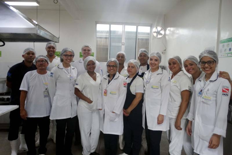 As boas práticas desenvolvidas pelo Serviço de Nutrição e Dietética (SND) do Hospital Público Estadual Galileu (HPEG), em Belém, foram destaque durante a renovação do selo Green Kitchen. A unidade é gerida pela Pró-Saúde Associação Beneficente de Assistência Social e Hospitalar, sob contrato com a Secretaria de Estado de Saúde Pública (Sespa) e conquistou o selo pela primeira vez em 2016. 

FOTO: ASCOM HPEG
DATA: 28.11.2018
ANANINDEUA - PARÁ <div class='credito_fotos'>Foto: ASCOM / HPEG   |   <a href='/midias/2018/originais/785aa1bd-4aa5-4cb5-a291-e7985956d5e6.jpg' download><i class='fa-solid fa-download'></i> Download</a></div>