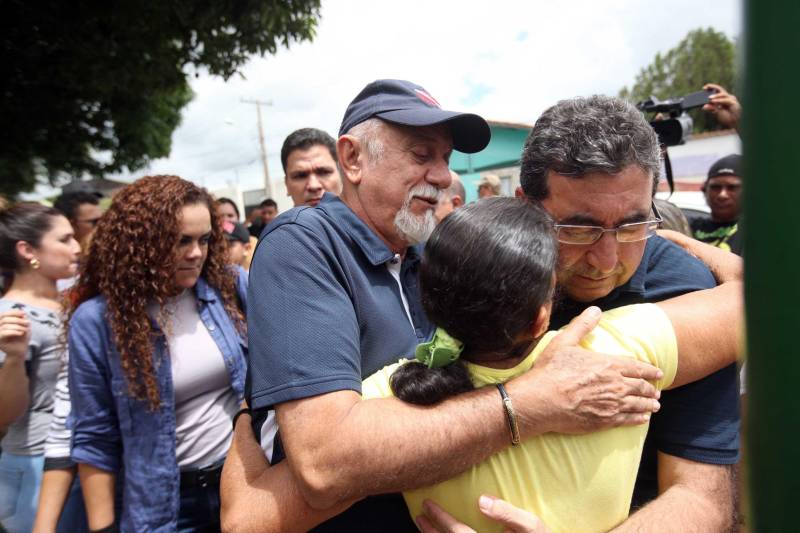 O Governador do Pará, Simão Jatene (foto), esteve durante esta sexta-feira (13) no município de Paragominas. Além de visitar as áreas afetadas pela enxurrada que ocorreu na madrugada da quinta-feira (12), ele conversou com moradores atingidos, reuniu com autoridades municipais, secretários de estado, com o Corpo de Bombeiros e a Defesa Civil para traçar as metas e ações a serem cumpridas para restabelecer a normalidade na cidade. A forte enxurrada, que durou toda a madrugada, alagou cerca de 40% da cidade e atingiu 350 famílias. Até o momento, 13 locais foram adequados para funcionar como abrigo, entre escolas, associações, ginásios, entre outros, para receber desabrigados e desalojados.

FOTO: SIDNEY OLIVEIRA / AG. PARÁ
DATA: 13.04.2018
PARAGOMINAS - PARÁ <div class='credito_fotos'>Foto: Sidney Oliveira/Ag. Pará   |   <a href='/midias/2018/originais/78662151-ae9d-47fe-a76c-f0961feffe16.jpg' download><i class='fa-solid fa-download'></i> Download</a></div>