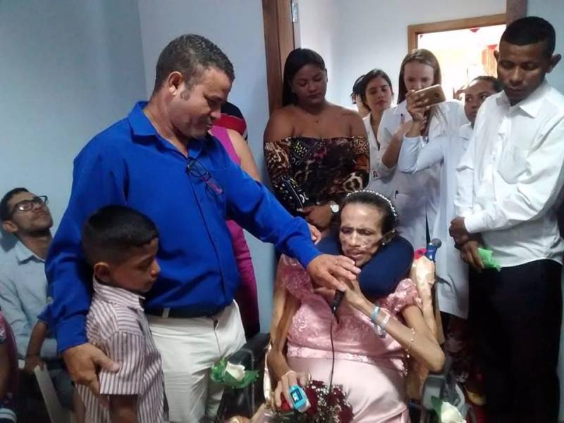 Um direito fundamental do ser humano, o cuidado paliativo garante maior dignidade ao paciente em tratamento de uma doença como o câncer. Essa filosofia de assistência humanizada faz parte da rotina da Clínica de Cuidados Paliativos Oncológicos (CCPO) do Hospital Ophir Loyola, em Belém, que ajudou a professora Valdilene Pereira (cadeirante) a realizar o sonho de se casar, nesta sexta-feira, 18, em Belém. Mãe de Bruno, 31 anos, e de Breno, de 24, e avó de Pedro Henrique, de apenas sete anos, a quem considera um filho caçula, Valdilene lecionava numa escola em Bujaru, município onde conheceu Marcio Kleber (camisa azul), também professor, hoje com 41 anos. Há 16 anos juntos, eles decidiram formalizar a união em dezembro do ano passado, mas o avanço do câncer no colo do útero, uma doença renal e outras complicações de saúde enfrentadas por Valdilene adiaram os planos do casal.
FOTO: ASCOM / HOL
DATA: 18.05.2018
BELÉM - PARÁ <div class='credito_fotos'>Foto: ASCOM HOL | <a href='/midias/2018/originais/786d8c68-e2ae-488a-921f-d9025699ec8f.jpg' download><i class='fa-solid fa-download'></i> Download</a></div>