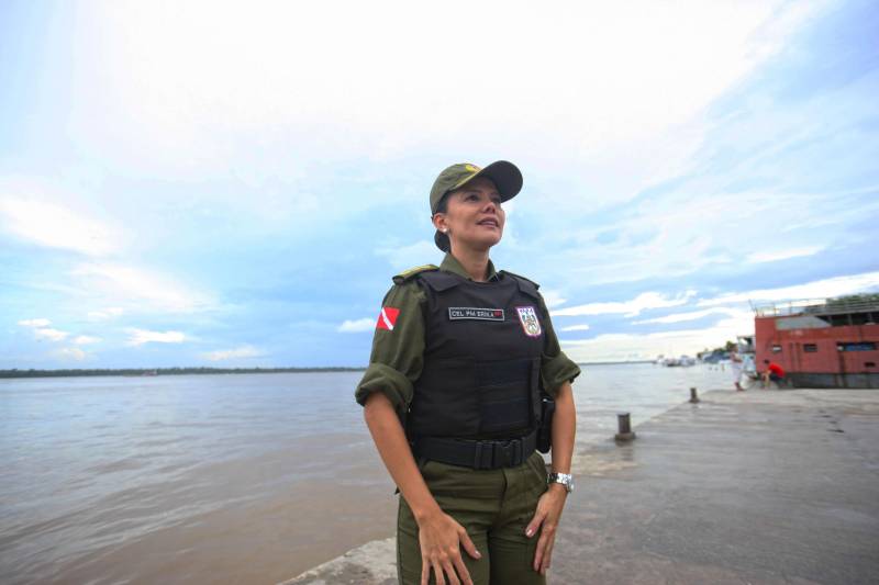 Belém possui mais de trinta ilhas, entre elas, algumas bastante povoadas como Mosqueiro, Caratateua, Cotijuba, e Combu. Agora estas ilhas passarão a contar com o Batalhão de Policiamento das Ilhas, criado pela Polícia Militar do Pará para atender à população desses lugares. Outra novidade, é que pela primeira vez um batalhão da Região Metropolitana de Belém terá à frente do comando uma mulher, a coronel Érika Natalie Duarte, na PM Pará há 26 anos.
FOTO: IGOR BRANDÃO / AG. PARÁ
DATA: 08.03.2018
BELÉM - PARÁ <div class='credito_fotos'>Foto: IGOR BRANDÃO / AG. PARÁ | <a href='/midias/2018/originais/788866b2-0f55-43f5-97ff-0d13b3503aa0.jpg' download><i class='fa-solid fa-download'></i> Download</a></div>