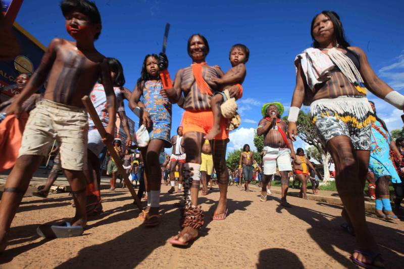 Uma caminhada pelas principais ruas de São Félix do Xingu foi o ponto alto da programação da Semana dos Povos Indígenas nesta quarta-feira (18). Os índios se concentraram em frente à Secretaria Municipal de Cultura, entoando cantos de guerra e dançando na luta por direitos. Uma das principais reivindicações é a retomada de territórios e a gestão ambiental dessas áreas. Durante a passeata, caciques se revezavam proferindo palavras de ordem, enquanto todos seguiam em cadência rumo à Praça do Triângulo, onde ocorre grande parte das atividades. A passeata foi também um protesto contra a exoneração de Franklimberg Ribeiro de Freitas da presidência da Fundação Nacional do Índio (Funai). Ele teria sido demitido pelo presidente Michel Temer a pedido de deputados da bancada ruralista, em Brasília.
FOTO: RODOLFO OLIVEIRA / AG. PARÁ
DATA: 18.04.2018
SÃO FÉLIX DO XINGU - PARÁ <div class='credito_fotos'>Foto: Rodolfo Oliveira/Ag. Pará | <a href='/midias/2018/originais/78888ee3-44d9-46b1-87f2-d69dd84ede12.jpg' download><i class='fa-solid fa-download'></i> Download</a></div>