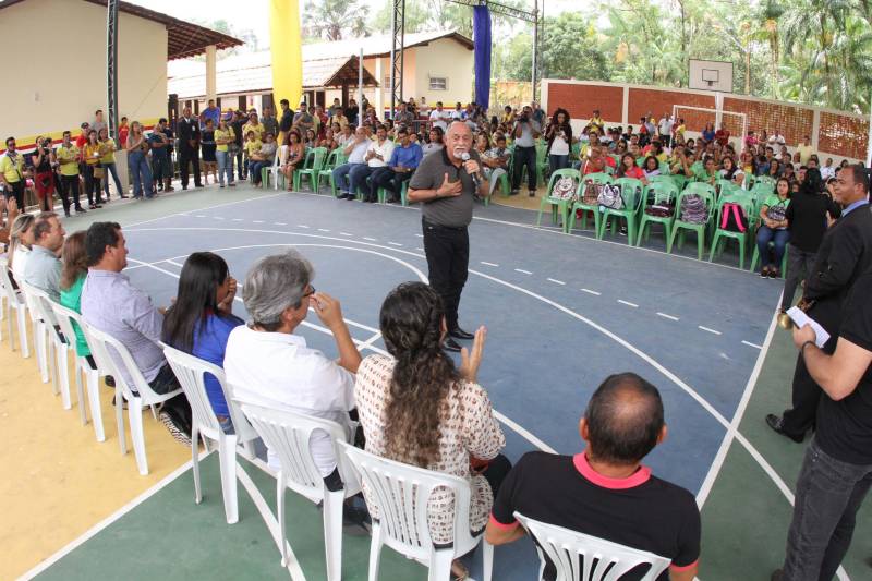 Um painel, no pátio da Escola Estadual de Ensino Médio Ruth Guimarães Ferreira, no distrito de Murinim, em Benevides, mostra 16 alunos da unidade aprovados nos últimos vestibulares. Desses, 12 irão estudar na Universidade Federal do Pará (UFPA). São os primeiros resultados de um processo que começou há nove meses, quando a escola entrou em reforma e ampliação. A nova “Ruth Guimarães Ferreira” foi entregue oficialmente nesta segunda-feira, 26, pelo governador Simão Jatene. Reformada e ampliada, a escola tem agora seis salas de aula; quatro laboratórios (multiuso, multidisciplinar, informática e de leitura); cozinha; refeitório e dispensa; quadra poliesportiva, vestiários feminino e masculino; área de convivência; sala para Atendimento Educacional Especializado (AEE) e acessos para pessoas com deficiência. Espaços de sobra para seus 892 alunos, distribuídos em três turnos do Ensino Médio. A obra custou R$ 2,446 milhões.
FOTO: CRISTINO MARTINS / AG. PARÁ
DATA: 26.03.2018
BENEVIDES - PARÁ <div class='credito_fotos'>Foto: Cristino Martins/Ag. Pará | <a href='/midias/2018/originais/788dd289-39aa-4c62-be4d-efef38649a7c.jpg' download><i class='fa-solid fa-download'></i> Download</a></div>