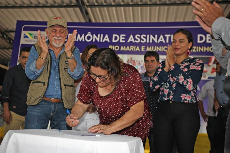 Onze municípios do sul e sudeste paraense recebem recursos do Estado para recuperar ruas e vicinais atingidas pelas enchentes e fortes chuvas que caem na região. Em agenda oficial nesta sexta-feira (6), o governador Simão Jatene assinou, pela manhã, no Parque de Exposições Valeu Boi Leilões, em Rio Maria, os convênios que garantem o repasse de cerca de R$ 4 milhões. As obras de caráter emergencial serão executadas pelas prefeituras em parceria com a Secretaria de Estado de Transportes (Setran). O objetivo é recuperar a trafegabilidade nessas localidades e assegurar o direito de ir e vir da população. Na manhã desta sexta, foram assinados nove convênios (foto), com os municípios de Redenção, Pau D’Arco, São Félix do Xingu, Santa Maria das Barreiras, Tucumã, Água Azul do Norte, Xinguara, Bannach e Rio Maria. Além da Setran, participam da ação o Centro Regional de Governo do Sudeste do Pará e a Defesa Civil. “O valor do investimento em cada município vai depender da necessidade verificada pelas equipes do Estado e das prefeituras. O recurso não será usado para reconstruir vias, mas para restabelecer a trafegabilidade”, disse o secretário de Transportes, Kléber Menezes.
FOTO: ANTÔNIO SILVA / AG. PARÁ
DATA: 06.04.2018
RIO MARIA - PARÁ <div class='credito_fotos'>Foto: Antônio Silva/Ag. Pará | <a href='/midias/2018/originais/7894139a-a665-466b-bbae-9957f7bde10b.jpg' download><i class='fa-solid fa-download'></i> Download</a></div>