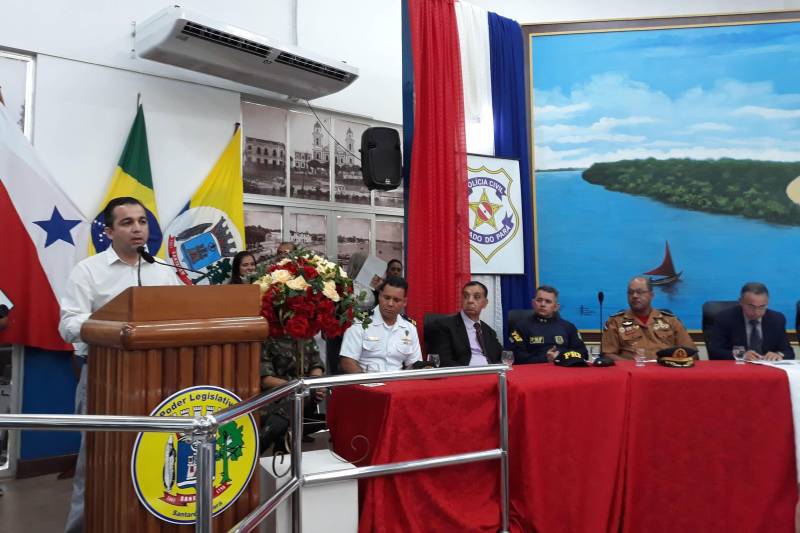 Profissionais das Polícias Civil e Militar do Pará foram homenageados, na tarde desta terça-feira (24), pela Câmara de Vereadores de Santarém, na região do Baixo Amazonas, durante Sessão Pública Especial em alusão ao dia das duas instituições, comemorado em 21 de abril. Vinte profissionais, com atuação destacada e reconhecida pela sociedade, receberam o certificado "Heróis do Tapajós". Após a solenidade, o comandante-geral da PM, coronel Hilton Benigno, entregou novas viaturas que serão repassadas a municípios da área de abrangência do CPR-1. O secretário regional de Governo, Olavo das Neves (foto), destacou a competência e a importância das duas instituições na região
FOTO: SAMUEL ALVARENGA / SECOM
DATA: 24.04.2018
SANTARÉM - PARÁ <div class='credito_fotos'>Foto: Samuel Alvarenga / Secom | <a href='/midias/2018/originais/78975883-aedf-4869-8f76-31dfd7982105.jpg' download><i class='fa-solid fa-download'></i> Download</a></div>