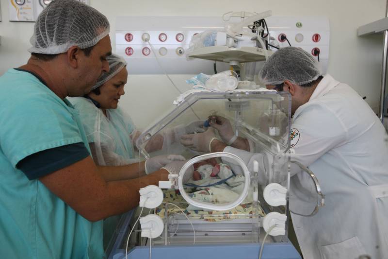 A Santa Casa do Pará (foto) Hospital de Referência Materno- Infantil do Estado, é referência nas áreas de  Tocoginecologia, Pediatria, Neonatologia, Clínica Médica, Clínica Cirúrgica, Nefropediatria, Ambulatórios (Mulher, Pediatria, Cirurgia e especialidade) e desenvolve relevantes ações de Ensino, Pesquisa e Extensão, com Pós-graduação Lato Sensu (12 programas de residência médica e 1 de Residência multiprofissional) e Pós-graduação Scricto Sensu (mestrado). Nos últimos 7 anos e 10 meses, a Santa Casa atendeu 343.781 pacientes da Capital e do Interior do Estado na Unidade de Urgência e Emergência Obstétrica. O Hospital também realizou 162.191 internações, nesse período. O número de partos realizados pela Maternidade da Santa Casa foi de 69.512 e o hospital realizou ainda 30.289. Mas essas, não são as únicas boas notícias que temos para a população paraense. Mais uma conquista está sendo comemorada por gestores e servidores da instituição: a realização de teste das imagens radiológicas digitais pelo Radiology Information System (RIS) - Sistema de Informação de Radiologia e PACS disponibilizadas para todos os pacientes da nossa Santa Casa.

FOTO: RODOLFO OLIVEIRA / ARQUIVO AG. PARÁ
DATA:16.10.2013
BELÉM - PARÁ <div class='credito_fotos'>Foto: Rodolfo Oliveira/Ag. Pará   |   <a href='/midias/2018/originais/789f0594-5436-493c-8097-6d04baf3f616.jpg' download><i class='fa-solid fa-download'></i> Download</a></div>