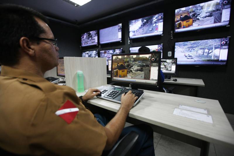 Entre as medidas anunciadas, na última semana, pelo novo secretário de segurança pública do Estado, Luiz Fernandes Rocha, está o apoio à implantação e a expansão de sistemas de videomonitoramento (foto) nos municípios paraenses, em parceria com as prefeituras. Dentro desse projeto, que vai reforçar o combate à violência no Pará, o município de Oriximiná, no baixo Amazonas, irá receber, neste mês de março, 15 câmeras de videomonitoramento. O sistema já é usado pelo Centro Integrado de Operações ( Ciop) na Região Metropolitana de Belém (RMB), e em outros seis municípios paraenses. “A importância dessa expansão pelo interior é atender à demanda, principalmente das prefeituras e da população, para combater à criminalidade. Temos comprovada a eficiência do sistema de videomonitoramento que auxilia no combate à violência, especialmente com o registro de atitudes suspeitas e tráfico de drogas. Prever o local no qual vai acontecer o crime, não tem como, mas através desses indicativos, conseguimos identificar e atuar com maior eficácia”, garante o coordenadora do Ciop, Marcela Silveira.
FOTO: RODOLFO OLIVEIRA / AG. PARÁ
DATA: 28.02.2018
BELÉM - PARÁ <div class='credito_fotos'>Foto: Rodolfo Oliveira/Ag. Pará | <a href='/midias/2018/originais/78b76732-e798-451b-928a-c461b20bc9ef.jpg' download><i class='fa-solid fa-download'></i> Download</a></div>