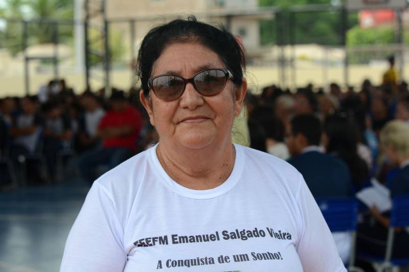 “A escola é um sonho”. Quem expressou esse sentimento foi o aluno do 3º ano do Ensino Médio, Renan Abreu, durante a entrega da obra de reforma e ampliação da Escola Estadual de Ensino Fundamental e Médio Emanuel Salgado Vieira, no município de Juruti, realizada na manhã desta quarta-feira (5), pela secretária de Estado de Educação, Ana Cláudia Serruya Hage. “Hoje recebemos a escola totalmente reformada e ampliada; já passamos por várias batalhas, lutamos para este sonho se tornar realidade, vivemos momentos difíceis, somos vitoriosos e teremos uma visão diferente da escola, estamos muito felizes e realizados”, complementa o estudante. Na foto, a servidora Auricília Andrade.

FOTO: FERNANDO NOBRE / ASCOM SEDUC
DATA: 05.12.2018
JURUTI - PARÁ <div class='credito_fotos'>Foto: FERNANDO NOBRE/ASCOM SEDUC   |   <a href='/midias/2018/originais/78b95112-c766-45b6-97e6-5901a4cab80c.jpg' download><i class='fa-solid fa-download'></i> Download</a></div>