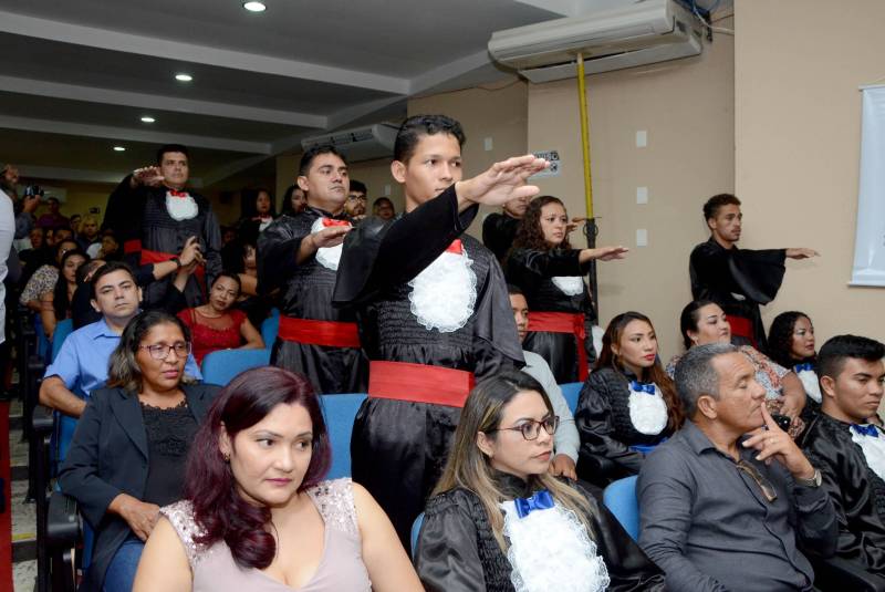 O auditório da Escola Técnica Deodoro de Mendonça, em Belém, sediou muito mais que uma cerimônia de formatura na noite desta sexta-feira (16). O clima no evento era de conquista, de vitória e de possibilidades de um futuro promissor para os 91 novos formandos dos cursos profissionalizantes ofertados pela Secretaria de Estado de Educação (Seduc).
FOTO: RAI PONTES / ASCOM SEDUC
DATA: 16.03.2018
BELÉM - PARÁ <div class='credito_fotos'>Foto: Rai Pontes/Ascom Seduc | <a href='/midias/2018/originais/78bb4c1e-1bb0-4793-b438-bce40260c123.jpg' download><i class='fa-solid fa-download'></i> Download</a></div>