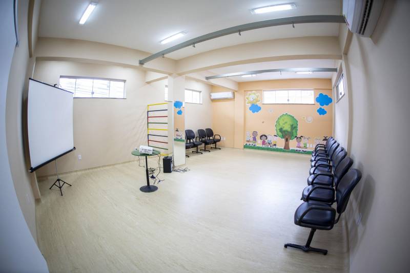 A Universidade do Estado do Pará (Uepa) entregou, na sexta-feira, 13, as novas instalações do Centro Especializado em Reabilitação (CER II), que fica localizado na Unidade de Ensino-Assistência de Fisioterapia e Terapia Ocupacional (Ueafto), no Centro de Ciências Biológicas e da Saúde (CCBS), na travessa Perebebuí, 2.623, em Belém. O novo espaço é um prédio de dois andares que conta com cinco consultórios, uma sala de integração sensorial, uma sala de fisioterapia neuro-pediatra e outra sala para terapia ocupacional neuro-pediatra.
FOTO: NAILANA THIELY / ASCOM UEPA
DATA: 13.04.2018
BELÉM - PARÁ <div class='credito_fotos'>Foto: Nailana Thiely / Ascom Uepa | <a href='/midias/2018/originais/78bcebbd-b75f-4337-b24a-b1eee450777e.jpg' download><i class='fa-solid fa-download'></i> Download</a></div>