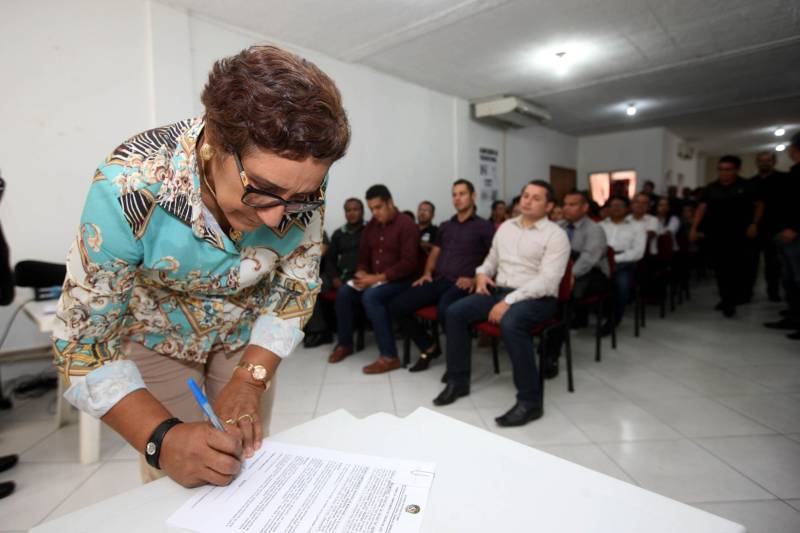 Trinta Conselhos Tutelares do Pará ganharam equipamentos para melhorar o atendimento e garantir os direitos das crianças e dos adolescentes no Estado em cerimônia realizada nesta quinta-feira (05) no auditório da Secretaria de Estado de Assistência Social, Trabalho, Emprego e Renda (Seaster). Durante a manhã foram entregues 39 kits para conselhos de 30 municípios. Cada kit é formado por veículo, geladeiras e computadores. Os veículos, entre carros e lanchas, darão infraestrutura de locomoção necessária e adequada para o desempenho das ações do órgão. Os equipamentos foram adquiridos pelo Governo do Pará por meio de emenda parlamentar do deputado Arnaldo Jordy e ajudarão a equipar e reestruturar a rede do Sistema de Garantia de Diretos da Criança e do Adolescente do Estado. Ao todo foram entregues 37 carros, duas lanchas, 39 geladeiras e 78 computadores. Na foto, Raimunda Araújo, prefeita do município de Maracanã.
FOTO: SIDNEY OLIVEIRA / AG. PARÁ
DATA: 05.07.2018
BELÉM - PARÁ <div class='credito_fotos'>Foto: Sidney Oliveira/Ag. Pará | <a href='/midias/2018/originais/78bd8e84-388e-4c1c-b312-6b3710fbd83b.jpg' download><i class='fa-solid fa-download'></i> Download</a></div>