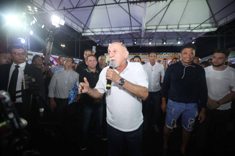O Governo do Estado entregou, na tarde desta quinta-feira (05), 08 pick-ups e 08 SUVs e mais duas lanchas transatlânticas que irão reforçar a segurança pública nos municípios de Braganca, Capanema, Curuçá e Capanema, no nordeste do Estado e Parauapebas e Marabá na região Sudeste e Breves, no Marajó. O governo também entregou 50 ambulâncias que irão fortalecer a saúde básica nestes municípios. Os equipamentos foram adquiridos através de recursos provenientes de emendas parlamentares do deputado Wladimir Costa. O evento contou com a presença do governador Simão Jatene (foto), do secretário de Segurança e Defesa Social, Luis Fernandes, do secretário de Saúde Pública Vitor Matheus , prefeitos e outros representantes dos municípios. As viaturas foram repassadas aos municípios dentro do Plano de Ações Imediatas em Segurança Pública que foi elaborado em fevereiro deste ano e que tem , entre outras ações , o reforço das guardas municipais.
FOTO: THIAGO GOMES / AG. PARÁ
DATA: 04.07.2018
BELÉM - PARÁ <div class='credito_fotos'>Foto: Thiago Gomes /Ag. Pará | <a href='/midias/2018/originais/78d03eee-46d3-487e-8ec9-18c8e2133227.jpg' download><i class='fa-solid fa-download'></i> Download</a></div>