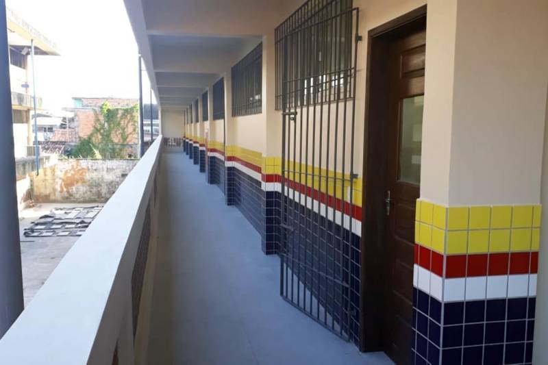 A Secretaria de Estado de Educação (Seduc) esclarece que mantém as obras de reforma na Escola Estadual Brigadeiro Fontenelle, no Bairro da Terra Firme, em Belém, e que os buracos nas divisórias de uma sala de aula não têm nenhuma relação com o andamento dos serviços.
FOTO: ASCOM SEDUC
DATA: 13.11.2018
BELÉM - PARÁ <div class='credito_fotos'>Foto: ASCOM SEDUC | <a href='/midias/2018/originais/78d2eee6-cd2d-4faa-808b-8eb853267faa.jpg' download><i class='fa-solid fa-download'></i> Download</a></div>