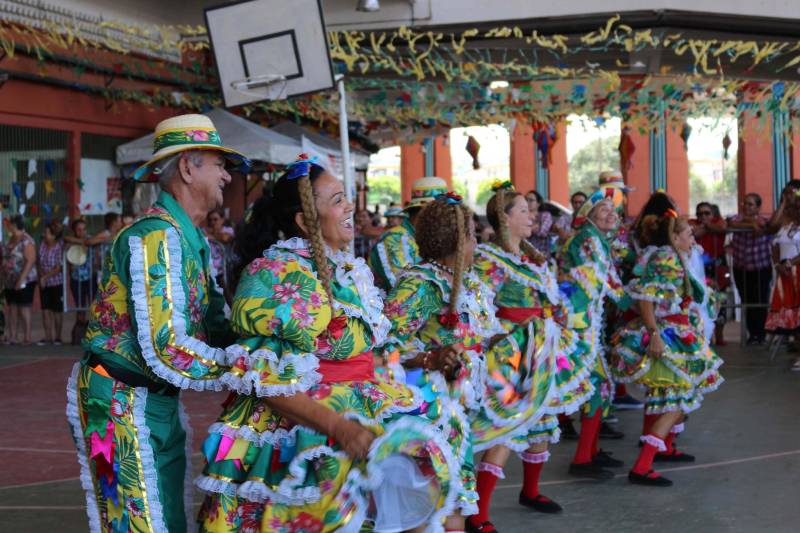 Cerca de 400 idosos, trajando as vestes típicas da época junina, participaram do 19º “Arraiá” (foto), que integra o Projeto Vida Ativa na Terceira Idade, nesta terça-feira (26), no Estádio Olímpico do Pará, o Mangueirão, em Belém. O momento mais esperado da festa foi o concurso de Miss Caipira 2018. Conceição Albuquerque, com o traje “Miss Copa do Mundo”, foi a vencedora desta edição. A festa junina contou com apresentação de quadrilhas de entidades de assistência à pessoa idosa e muitas brincadeiras da quadra junina, além da cantora Suanny Batidão. Com a roupa nas cores verde e amarela, Conceição Albuquerque, candidata do núcleo do projeto que funciona na Tuna Luso Brasileira, apostou na junção do tema junino com a mais importante competição de futebol – a Copa do Mundo, na Rússia. A ganhadora participou ao lado de cinco candidatas e conquistou os jurados, que avaliaram coreografia, simpatia e traje. Emocionada, a vencedora recebeu a faixa das mãos de Marlene da Silva, a miss de 2017.
FOTO: ADRIANA PINTO / ASCOM SEEL
DATA: 26.06.2018
BELÉM - PARÁ <div class='credito_fotos'>Foto: ADRIANA PINTO / ASCOM SEEL | <a href='/midias/2018/originais/78d7db7f-cee0-4dc7-9dd4-8cdbe6a2cfca.jpg' download><i class='fa-solid fa-download'></i> Download</a></div>