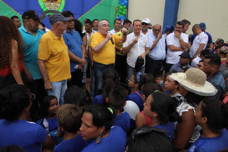 "Agora a população terá um lugar mais organizado, com mais higiene para comprar seu pescado e a sua carne. E pra gente que possui restaurante é melhor ainda, pois além da facilidade de adquirir os alimentos, o mercado também atrai clientes", comemorou Jaqueline Cardoso, 20 anos, que possui um ponto de venda de comidas em frente ao Mercado Municipal José Noronha Monteiro, no distrito de Boa Vista, em Quatipuru, no nordeste paraense. O espaço foi entregue oficialmente à população nesta segunda-feira (19), assim como as obras de pavimentação asfáltica da PA-446 e de cinco pontes em concreto ao longo da rodovia. A cerimônia contou com a presença do governador Simão Jatene, parlamentares, prefeitos da região entre outras autoridades locais. "Essas são importantes obras que vão beneficiar não só a população de Quatipuru, mas de toda a região. E faço questão de ressaltar que em todas elas existe o dinheiro dos impostos que todos nós paraenses pagamos. Esse é o retorno que fazemos questão de dar à população. Nós gestores somos apenas instrumentos desse grande desenvolvimento, quem financia é o povo", afirmou o governador Simão Jatene.
FOTO: CRISTINO MARTINS / AG. PARÁ
DATA: 19.03.2018
QUATIPURU - PARÁ <div class='credito_fotos'>Foto: Cristino Martins/Ag. Pará | <a href='/midias/2018/originais/78da78b0-774b-4e03-86a4-8de791f852b1.jpg' download><i class='fa-solid fa-download'></i> Download</a></div>
