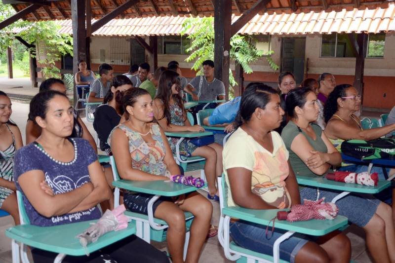 Diretores da Secretaria de Estado de Educação (Seduc) e de órgãos do Sistema de Segurança Pública e promotoras do Ministério Público do Estado se reuniram nesta quinta-feira (15) com gestores, professores, estudantes e pais de alunos da Escola Estadual Palmira Gabriel, com o objetivo de definir ações de segurança para a unidade de ensino. A reunião ocorreu na própria escola, na Avenida Augusto Montenegro, em Belém. A primeira ação definida, e logo posta em prática, foi colocar uma viatura do 10º Batalhão de Polícia Militar (10º BPM) em frente à escola, como base do policiamento na área. A viatura será utilizada em ocorrências no bairro, mas retornará sistematicamente à escola nos três turnos de atividades pedagógicas. A Seduc vai providenciar, de acordo com planejamento da comunidade escolar, a construção de um muro nos fundos e a instalação, em breve, de um sistema de monitoramento por câmeras nas dependências da unidade escolar.
FOTO: ELISEU DIAS / ASCOM SEDUC
DATA: 15.03.2018
BELÉM - PARÁ <div class='credito_fotos'>Foto: Eliseu Dias / Ascom Seduc | <a href='/midias/2018/originais/78dd3e24-ed34-4103-921c-3e08f185ef8e.jpg' download><i class='fa-solid fa-download'></i> Download</a></div>