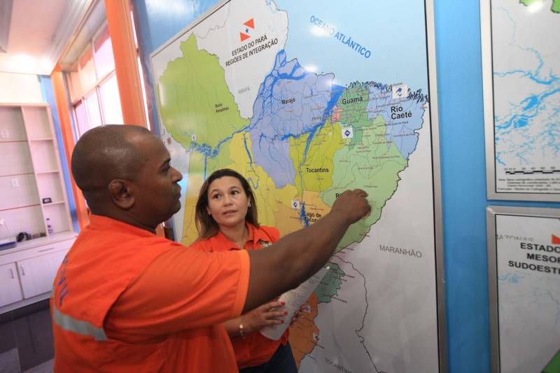 A Defesa Civil Estadual já articulou as secretarias de Estado para atender as pessoas afetadas pelos alagamentos provocados pelas fortes chuvas no município de Bragança, no nordeste do Estado. Até o momento foram contabilizadas três famílias desabrigadas e mais de três mil pessoas afetadas, principalmente na comunidade de Maranhãozinho. A prefeitura decretou estado de alerta. Uma sala de situação foi montada no município para o gerenciamento das ações que atendem às famílias. Segundo a chefe da Divisão de Apoio à Comunidade da Defesa Civil Estadual, major Ciléia Mesquita, na última segunda-feira (14), choveu aproximadamente 130 milímetros no município, o que provocou vários pontos de alagamento. Foi quando a coordenadoria municipal solicitou apoio da Defesa Estadual que imediatamente enviou técnicos ao local, e instalou a sala de situação na sede da Prefeitura de Bragança.
FOTO: RODOLFO OLIVEIRA / AG. PARÁ
DATA: 18.05.2018
BELÉM - PARÁ <div class='credito_fotos'>Foto: Rodolfo Oliveira/Ag. Pará | <a href='/midias/2018/originais/78e28d0b-da1d-44ca-adf9-30dbde895517.jpg' download><i class='fa-solid fa-download'></i> Download</a></div>
