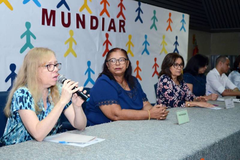 A Secretaria de Estado de Educação (Seduc) promove nesta terça (13) e quarta-feira (14), no auditório do Centro de Convenções Ismael Nery, do Centur, em Belém, a I Jornada Pedagógica do projeto Mundiar, que combate a distorção idade/ série no Pará. Dirigido a professores, técnicos, diretores e gestores de Unidades Seduc na Escola (USEs) e Unidades Regionais de Educação (UREs), o evento marca o início dos trabalhos em 2018 e os cinco anos de existência do programa na rede pública estadual. Ao longo desse período, cerca de 56 mil alunos foram atendidos em todo o Estado. A secretária adjunta de Planejamento e Gestão da Seduc, Mariléa Sanches, ressaltou a importância do projeto Mundiar para a rede. Parceria com a Fundação Roberto Marinho, no escopo do Pacto pela Educação, o projeto nasceu em 2014, quando as primeiras turmas do ensino médio e do fundamental foram formadas. “O Mundiar é uma das prioridades da Secretaria de Educação, pois sabemos que embora tenha havido, nos últimos anos, uma grande redução na distorção idade/ série no Estado, os índices ainda são preocupantes”, ressaltou. Na foto, a professora Gladis Aguiar, que atua na Escola Salesiana do Trabalho (e).
FOTO: ELISEU DIAS / ASCOM SEDUC
DATA: 13.03.2018
BELÉM - PARÁ <div class='credito_fotos'>Foto: Eliseu Dias / Ascom Seduc | <a href='/midias/2018/originais/78e57316-60ef-4983-aad8-86dff4d20e05.jpg' download><i class='fa-solid fa-download'></i> Download</a></div>