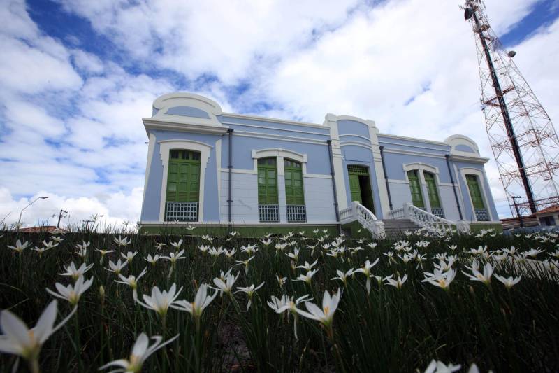 A inauguração do Liceu de Música de Bragança, neste dia 15, pode ser entendida como acontecimento de rotina de governo, mas a entrega das instalações, que ocupam um prédio da primeira metade do século passado, e um teatro contemporâneo, tem um significado para além dos acontecimentos de agenda da administração pública.

FOTO: MÁCIO FERREIRA / AG. PARÁ
DATA: 14.12.2018
BRAGANÇA - PARÁ <div class='credito_fotos'>Foto: MÁCIO FERREIRA/ AG. PARÁ   |   <a href='/midias/2018/originais/78e5ada7-4277-4eac-86db-87bfad2139c3.jpg' download><i class='fa-solid fa-download'></i> Download</a></div>