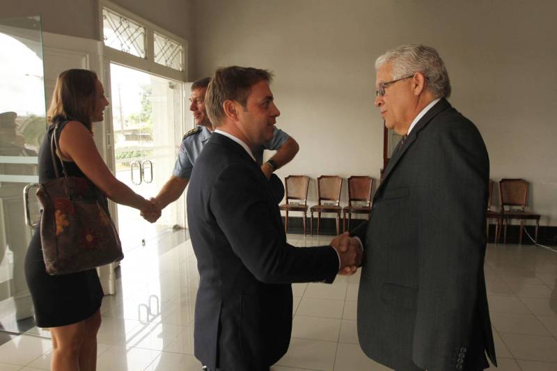A Hungria quer estreitar relações comerciais com o Pará e, para isso, o embaixador do país no Brasil fez, nesta quinta-feira, 12, uma visita diplomática ao Governo do Estado. Saneamento, pecuária, segurança, educação e indústria foram os temas tratados no encontro. O secretário de Estado de Turismo, Adenauer Góes (e), representando o governador Simão Jatene, recebeu o embaixador, Norbert Konkoly (d), e a cônsul geral adjunta de Assuntos Comerciais, Zsuzsanna László.
FOTO: CRISTINO MARTINS / AG. PARÁ
DATA: 12.04.2018
BELÉM - PARÁ <div class='credito_fotos'>Foto: Cristino Martins/Ag. Pará | <a href='/midias/2018/originais/78e8e5ea-1c69-4a8e-9565-1815bc8a1d5a.jpg' download><i class='fa-solid fa-download'></i> Download</a></div>