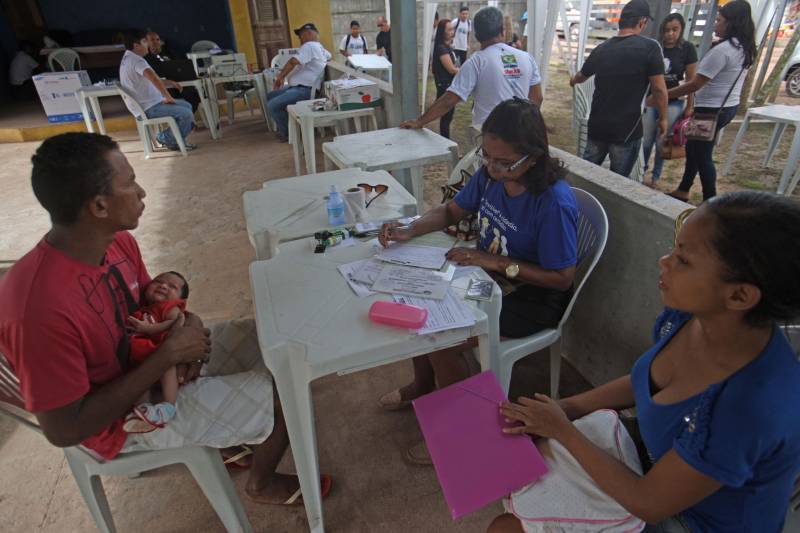 Aos 22 anos, Cláudio Cardoso está desempregado e procura um trabalho para sustentar o filho. Neste domingo (11) ele aproveitou a presença da Caravana Pro Paz no município de Barcarena, distante 15 quilômetros da capital, para retirar seus documentos e até aproveitou para cortar os cabelos. Na segunda-feira (12) pretende sair em busca de um emprego. Ele é um dos mil beneficiados pelos atendimentos feitos na cidade pela Caravana Pro Paz, uma ação do Governo do Pará, que busca garantir o acesso da população mais carente a serviços de atenção às necessidades básicas do cidadão, como atendimentos médicos, exames, vacinação, entre outros, com ações de mobilização em diversas regiões e municípios, a fim de fortalecer a cidadania paraense. “Os documentos e aparências são muito importantes para conseguir um trabalho, por isso estou aproveitando para fazer tudo para na segunda-feira continuar procurando emprego”, comentou Claudio. Ele está separado e quer encontrar um trabalho para sustentar o filho. A Caravana Pro Paz está iniciando os trabalhos em 2018 por Barcarena, nas comunidades de Vila Nova, Bom futuro e Burajuba afetadas pelo transbordamento de rejeitos da Hydro Alunorte, no início deste mês. Os serviços de retirada de documentos (Certidão de Nascimento, RG, Registro Social, ID Jovem), atendimento médico (pediatria, ginecologia e clínica geral), consulta jurídica, exames vacinas e cortes de cabelo foram ofertados em parceria com a Prefeitura do município.
FOTO: IGOR BRANDÃO / AG PARÁ
11.03.2018
BARCARENA - PARÁ <div class='credito_fotos'>Foto: IGOR BRANDÃO / AG. PARÁ | <a href='/midias/2018/originais/78ec599b-7a6c-4ead-b96c-0f72b988cfa1.jpg' download><i class='fa-solid fa-download'></i> Download</a></div>