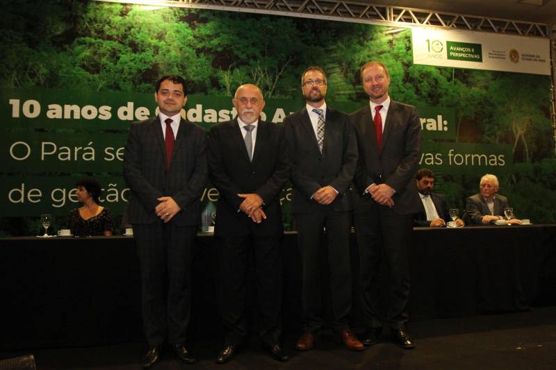 O governador Simão Jatene participou na manhã desta terça-feira, 27, da abertura do Seminário “Cadastro Ambiental Rural (CAR) 10 Anos: Avanços e Perspectivas”, promovido pela Secretaria de Meio Ambiente e Sustentabilidade (Semas), no Hangar – Centro de Convenções e Feiras da Amazônia. Na foto, o secretário de Meio Ambiente e Sustentabilidade, Thales Belo (e), o governador Simão Jatene, Zimon Tribee e Martin Schroder (d).

FOTO: CRISTINO MARTINS / AG. PARÁ
DATA: 27.11.2018
BELÉM - PARÁ <div class='credito_fotos'>Foto: Cristino Martins/Ag. Pará   |   <a href='/midias/2018/originais/78f0fb48-5c94-4ddc-80d0-aec60ead9405.jpg' download><i class='fa-solid fa-download'></i> Download</a></div>
