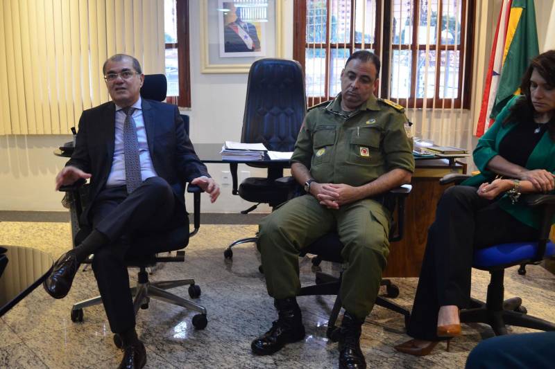 Com a meta de apresentar e debater a proposta de elaboração de um Plano Estadual de Política Criminal e Penitenciária no estado para os próximos quatro anos, ocorreu na manhã desta terça-feira, 19, a sexta Reunião Ordinária do Conselho Estadual de Política Criminal e Penitenciária (CEPCP), no gabinete da Secretaria de Estado de Justiça e Direitos Humanos (Sejudh). Participaram do encontro representantes de diversas instituições que compõem o conselho, como a Secretaria de Estado de Segurança Pública e Defesa Social (Segup), Tribunal de Justiça do Estado, Ministério Público, Fundação de Atendimento Socioeducativo do Pará (Fasepa) e a própria Sejudh, na figura do secretário Alexandre Gomes. Na foto, o secretário de Segurança Pública, Luiz Fernandes (e) e o comandante geral, coronel Hilton Benigno (c).
FOTO: ELIELSON MODESTO / ASCOM SEGUP
DATA: 19.06.2018
BELÉM - PARÁ <div class='credito_fotos'>Foto: Elielson Modesto / Ascom Segup | <a href='/midias/2018/originais/78f11f5b-94fe-4d90-8119-0027b8ed7923.jpg' download><i class='fa-solid fa-download'></i> Download</a></div>