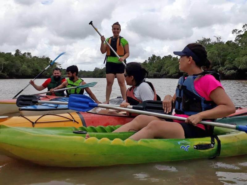 Com uma localização privilegiada, às margens da Baia do Guajará, o Centro Integrado de Inclusão e Reabilitação (CIIR) disponibilizará a partir de janeiro de 2019, a modalidade de canoagem e stand-up paddle (foto), como ação inovadora e inclusiva na reabilitação de Pessoas com Deficiência (PcD). A ação faz parte do projeto social do CIIR. “Meninos do Rio”, inspirado em projetos que já realizam atividades terapêuticas e de inclusão na água, entre eles o  “Separará Caiaque & Sup”, coordenado por  Pedro Paulo Sousa, na cidade de Benevídes (distante 33Km de Belém). O Stand Up  Paddle ou SUP é uma modalidade onde originalmente se praticava o remo em  prancha em pé e com remo de pá larga para se locomoverem, hoje se utiliza a prancha de outras maneiras – sentado ou deitado, e, a canoagem em caiaque ou canoa havaiana, são esportes que podem ser praticados individualmente ou de forma coletiva. Os usuários envolvidos no projeto do CIIR serão selecionados pela equipe multiprofissional do CIIR, que indicará a necessidade da atividade, assim como também avaliará a disponibilidade para participar dessas modalidades esportivas.

FOTO: ASCOM / INDSH
DATA: 07.12.2018
BELÉM - PARÁ <div class='credito_fotos'>Foto: ASCOM / INDSH   |   <a href='/midias/2018/originais/78f4be61-2c78-4daf-b8de-f7cee81dbcdb.jpg' download><i class='fa-solid fa-download'></i> Download</a></div>