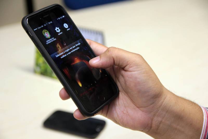 Os aplicativos criados pela Prodepa também deixam os serviços estaduais mais presentes e mais próximos da vida do paraense. Qualquer celular que tenha sistema IOS ou Android pode baixar os chamados
“apps” disponíveis gratuitamente. O aplicativo “Governo Digital”, por exemplo, permite que o cidadão interaja com o Estado através de órgãos parceiros como Detran, Procon, Cosanpa, Polícia Civil e Bombeiros.

FOTO: MÁCIO FERREIRA / AG. PARÁ
DATA: 10.03.2016
BELÉM - PARÁ <div class='credito_fotos'>Foto: MÁCIO FERREIRA/ AG. PARÁ   |   <a href='/midias/2018/originais/78fd0926-4d80-479f-a410-27f68c006315.jpg' download><i class='fa-solid fa-download'></i> Download</a></div>