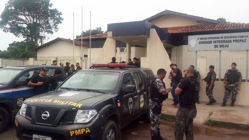 Um trabalho conjunto das Polícias Civil e Militar prendeu 31 pessoas, nesta quarta-feira, 28, durante a Operação Rio das Cobras, que cumpriu mandados judiciais nos municípios de Belém, Santa Izabel do Pará, Moju e Abaetetuba. Os envolvidos são acusados de crimes, como tráfico de drogas, roubos e homicídios. A operação contou com 200 policiais divididos em 45 equipes e com apoio de 50 viaturas. Sob coordenação do delegado-geral da Polícia Civil, Rilmar Firmino, a ação policial teve 35 alvos nos quatro municípios, a maior em Moju (base da operação), no nordeste paraense. O nome da operação é uma referência ao significado da palavra Moju na língua indígena Tupi.
FOTO: ASCOM / POLÍCIA CIVIL
DATA: 28.02.2018
MOJU - PARÁ <div class='credito_fotos'>Foto: Ascom / Polícia Civil | <a href='/midias/2018/originais/78ffaa52-37ee-4da9-b8eb-63db217da9d5.jpg' download><i class='fa-solid fa-download'></i> Download</a></div>