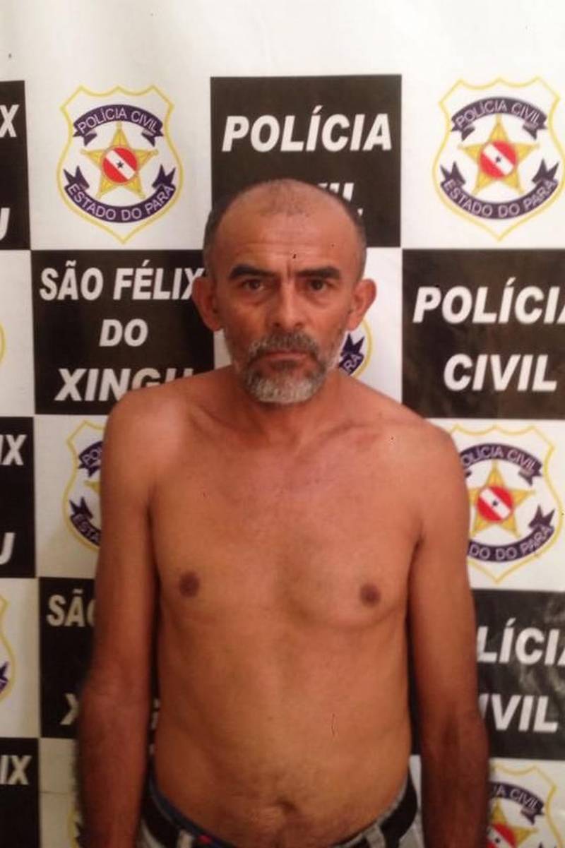 Uma ação integrada de policiais civis e militares evitou o assalto a uma agência bancária em São Félix do Xingu, município do sul do Pará. Seis homens foram presos em flagrante nesta quinta-feira (15), em uma casa na sede municipal, portando armamento, munição, coletes, máscaras e cerca de 30 quilos de dinamite. A operação policial começou por volta de 09 horas, após denúncia anônima recebida pela equipe de plantão da Delegacia de São Félix, sobre a presença de um grupo de criminosos na cidade, escondido em uma residência no Bairro Cai N'Água, que estaria planejando assaltar uma agência bancária. Na foto, Edgar Vieira da Silva.
FOTO: ASCOM / PCPA
DATA: 16.02.2018
SÃO FÉLIX DO XINGU - PARÁ <div class='credito_fotos'>Foto: ASCOM / PCPA | <a href='/midias/2018/originais/7903619e-b143-44a7-9387-b3c2a70e81cc.jpg' download><i class='fa-solid fa-download'></i> Download</a></div>