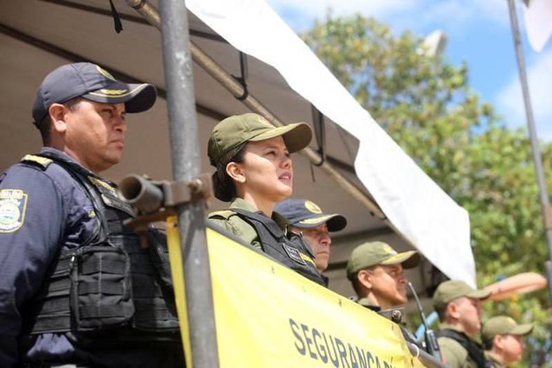 O segundo final de semana das férias escolares foi marcado pela tranquilidade no distrito de Mosqueiro. Uma das 86 localidades do Estado que recebe atenção especial durante a Operação Verão 2018. As ações começaram na sexta-feira (29) e vão até o dia 31 de julho, com a participação de mais de 8 mil agentes de segurança pública. Uma das novidades deste ano é o funcionamento dos Centros de Comando Integrado, com a participação de órgãos estaduais e municipais, sob a coordenação da Secretaria de Estado de Segurança Pública e Defesa Social ( Segup). O espaço é identificado com placas em quatro idiomas para auxiliar as pessoas em casos de furtos ou acidentes.
FOTO: MARCELO LELIS / AG. PARÁ
DATA: 08.07.2018
MOSQUEIRO - PARÁ <div class='credito_fotos'>Foto: Marcelo Lelis / Ag. Pará | <a href='/midias/2018/originais/79131aab-cd37-4559-bf83-d74ebcc5f22a.jpg' download><i class='fa-solid fa-download'></i> Download</a></div>