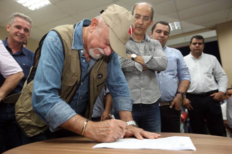 O Governador do Estado, Simão Jatene, também entregou para a região mais de 90 viaturas (foto) , 65 caminhonetes e 27 carros utilitários (pálios weekend), com destaque para duas da patrulha rural e uma para ronda escolar específica para Marabá. O Secretário de Estado de Segurança Pública, Luiz Fernandes, ressaltou que os veículos vão substituir a frota nas regiões sul e sudeste. “Surgiu uma demanda do policiamento rural, e já uma semana depois, por determinação do governador, já trouxemos as viaturas e já temos o policiamento disponível para fazer esse patrulhamento, que vai iniciar na região sudeste, mas se estenderá para a região sul e nordeste do estado. Hoje estamos substituindo toda a frota de veículos da região sul e sudeste, além disso o governador determinou onde tiver policiamento vai ter uma viatura, e já foi apresentado para a região os novos policiais que tomaram posse, nós não temos mais nenhum município sem delegado”, pontuou. Outras conquistas citada pelo Secretário da SEGUP foi o aumento do Núcleo de Apoio à Investigação e a criação de um conselho regional para acompanhar as ações de segurança pública.
FOTO: SIDNEY OLIVEIRA / AG. PARÁ
DATA: 06.04.2018
MARABÁ - PARÁ <div class='credito_fotos'>Foto: Sidney Oliveira/Ag. Pará | <a href='/midias/2018/originais/7914f15a-527b-46c8-a8c0-efdb51fb0dc6.jpg' download><i class='fa-solid fa-download'></i> Download</a></div>