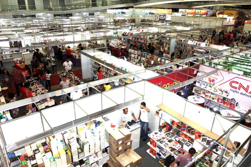 Uma programação extensa e diversificada marcou a abertura das atividades da XXII Feira Pan-Amazônica do Livro (foto) neste sábado (2), no Hangar – Centro de Convenções e Feiras da Amazônia, em Belém. Um grande público compareceu no primeiro dia, aproveitando as atrações culturais e as exposições nos estandes de livros.

FOTO: CRISTINO MARTINS / AG. PARÁ
DATA: 02.06.2018
BELÉM - PARÁ <div class='credito_fotos'>Foto: Cristino Martins/Ag. Pará   |   <a href='/midias/2018/originais/7916f1dc-b152-467a-8e8d-00729dbcde70.jpg' download><i class='fa-solid fa-download'></i> Download</a></div>