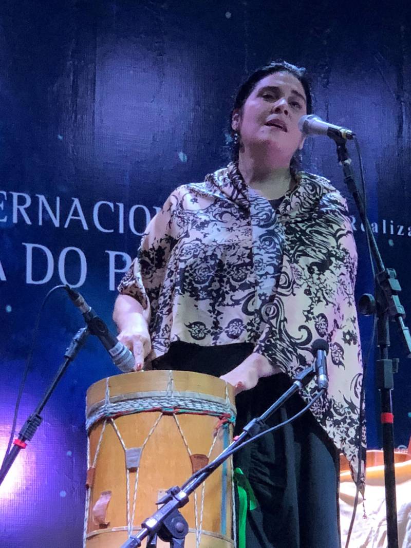 Na Igreja de Santo Alexandre, às 18h30, o destaque é para a apresentação do premiado grupo erudito brasileiro Radamés Gnatalli. No Theatro Waldemar Henrique, às 20h30, tem Quinteto Porto Alegre. E às 20h30, no Theatro da Paz, a Orquestra Popular do XXXI Fimupa, formada por 80 músicos, se apresenta sob regência do maestro Nelson Ayres, com participação da cantora Mônica Salmaso (foto). O repertório faz uma homenagem à música brasileira, com composições de Ary Barroso, Chico Buarque e Tom Jobim. Para fechar a terceira noite, a programação da meia noite tem música no Espaço Cultural Boiuna com o guitarrista paraense Delcley Machado.

FOTO: ASCOM / FCG
DATA: 05.06.2018
BELÉM - PARÁ <div class='credito_fotos'>Foto: ASCOM FCG   |   <a href='/midias/2018/originais/791c066b-cf8f-4c2e-995e-04cc379cc01c.jpg' download><i class='fa-solid fa-download'></i> Download</a></div>