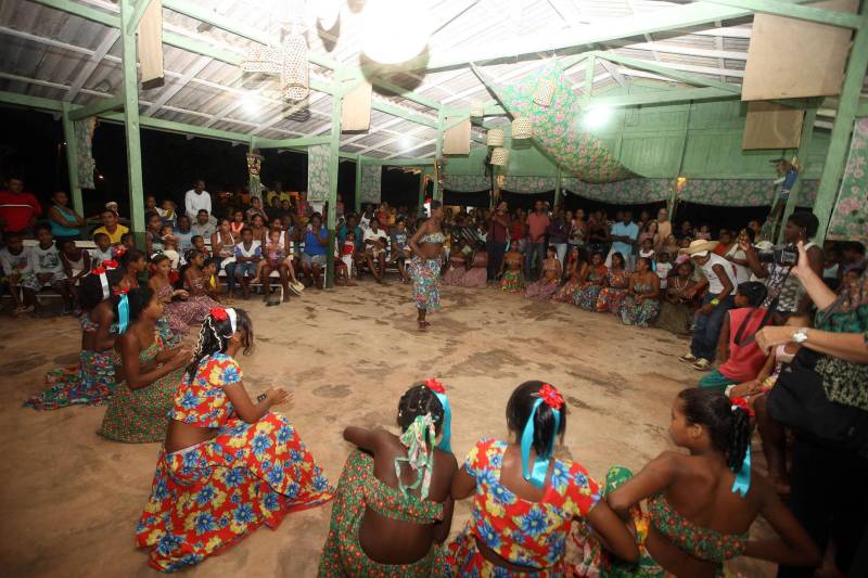 O Pará é o estado brasileiro que mais titulou áreas em prol dos remanescentes de quilombos em todo o Brasil. Um avanço e um reconhecimento histórico para aqueles que tanto fizeram pelo país desde a sua colonização. Somente nos últimos três anos, o Governo emitiu cinco títulos coletivos; o mais recente foi entregue no sábado (3), na comunidade Cachoeira Porteira (foto), localizada em Oriximiná, região oeste do Pará.
FOTO: ANTONIO SILVA / ARQUIVO AG. PARÁ
DATA: 05.03.2018
ORIXIMINÁ - PARÁ <div class='credito_fotos'>Foto: Antônio Silva/Ag. Pará | <a href='/midias/2018/originais/79351d0b-04b6-4eab-b14c-e67921768b77.jpg' download><i class='fa-solid fa-download'></i> Download</a></div>