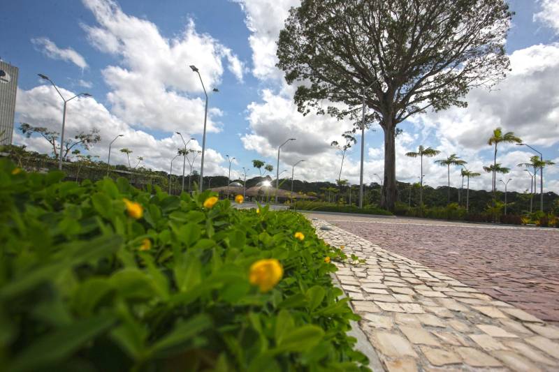 Bastante aguardado, o novo Parque Estadual do Utinga (PEUt) será reaberto ao público pelo Governo do Estado nos próximos dias 16 e 17 de março. Os serviços do mais importante espaço de preservação e estudo da biodiversidade dentro da Região Metropolitana de Belém serão oferecidos em caráter experimental. Na sexta-feira, a partir das 16h30, serão realizadas apresentações artísticas, com o Boi Veludinho, crianças do Pro Paz e a premiada Orquestra Sinfônica do Theatro da Paz. A apresentação será em um espaço ao ar livre e não será necessária a retirada de ingressos, por esse motivo, a recomendação é que o público chegue cedo, porque a entrada será fechada quando o espaço estiver lotado. No sábado, será realizada uma grande caminhada, a partir das 8 horas, com paradas para informações educativas sobre a fauna, flora e sobre os novos espaços. Por conta da grande quantidade de pessoas, incluindo crianças e idosos, o Corpo de Bombeiros recomendou e, a organização do evento acatou, a necessidade de se evitar durante a manhã do sábado o trânsito de veículos sobre rodas, como carros, bicicletas, skates e patins. Depois das 12 horas e durante todo o funcionamento do parque, a entrada e o uso por praticantes desta modalidade está completamente liberada no Parque. No domingo, o parque funciona normalmente ao público no horário de 5h30 às 17h, assim como nos outros dias, de segunda a segunda.
FOTO: IGOR BRANDÃO / AG PARÁ
DATA: 11.032018
BELÉM - PARÁ <div class='credito_fotos'>Foto: IGOR BRANDÃO / AG. PARÁ | <a href='/midias/2018/originais/7937159a-4ea9-4bf5-beba-afae23ae2d4f.jpg' download><i class='fa-solid fa-download'></i> Download</a></div>