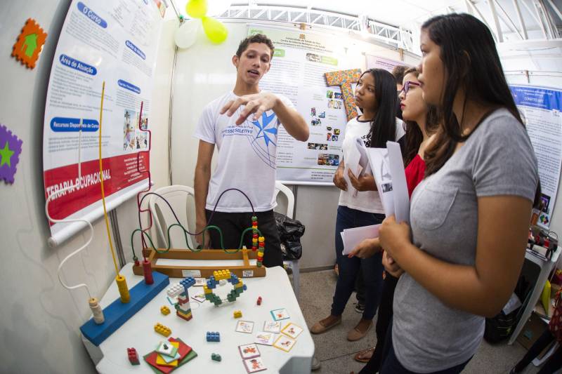 Durante toda esta quinta-feira, 10, a Feira Vocacional da Universidade do Estado do Pará (Uepa) recebeu a visita de estudantes do ensino médio de escolas públicas e particulares da Região Metropolitana de Belém. Cada graduação da Uepa tinha um estande no hall de exposição do Centro Cultural Tancredo Neves (Centur), tudo para que os estudantes pudessem conhecer mais sobre os cursos, a atuação dos profissionais formados e o desenho curricular das disciplinas.
FOTO: NAILANA THIELY / ASCOM UEPA
DATA: 10.05.2018
BELÉM - PARÁ <div class='credito_fotos'>Foto: Nailana Thiely / Ascom Uepa | <a href='/midias/2018/originais/793945ac-ad47-4497-925b-2cfe1d2ccf15.jpg' download><i class='fa-solid fa-download'></i> Download</a></div>