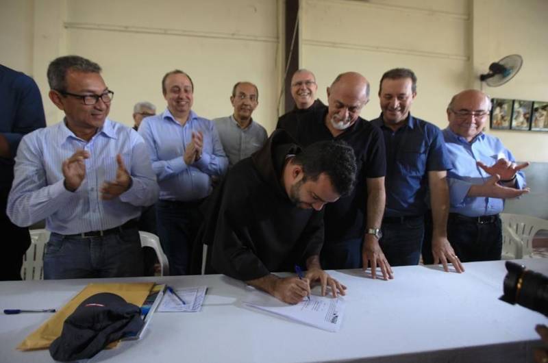 "Hoje é uma nova história, um novo tempo", assim observou o diretor-presidente do Hospital Santa Casa de Misericórdia do município de Óbidos, na região do Baixo Amazonas, a respeito do termo de fomento assinado entre o Governo do Estado, por meio da Secretaria de Saúde Pública (Sespa), e a Associação de Caridade da Santa Casa que garantirá a conclusão da reforma e ampliação da unidade de saúde, orçada em R$ 3,6 milhões. A Santa Casa de Óbidos, unidade quase centenária, fundada em 07/07/1922, é uma das referências em saúde na região formada por municípios da margem esquerda do rio Amazonas. Gerida desde 2014 por uma congregação franciscana, a Santa Casa faz parte do processo de regionalização e descentralização da saúde, que vem sendo promovida pela atual gestão em todas as regiões de integração. Na foto, o diretor-presidente da Santa Casa, frei Joel Souza (assinando).
FOTO: RODOLFO OLIVEIRA / AG. PARÁ
DATA: 09.03.2018
ÓBIDOS - PARÁ
<div class='credito_fotos'>Foto: Rodolfo Oliveira/Ag. Pará | <a href='/midias/2018/originais/794244a0-a3cc-431b-93e3-28c75d9d131d.jpg' download><i class='fa-solid fa-download'></i> Download</a></div>