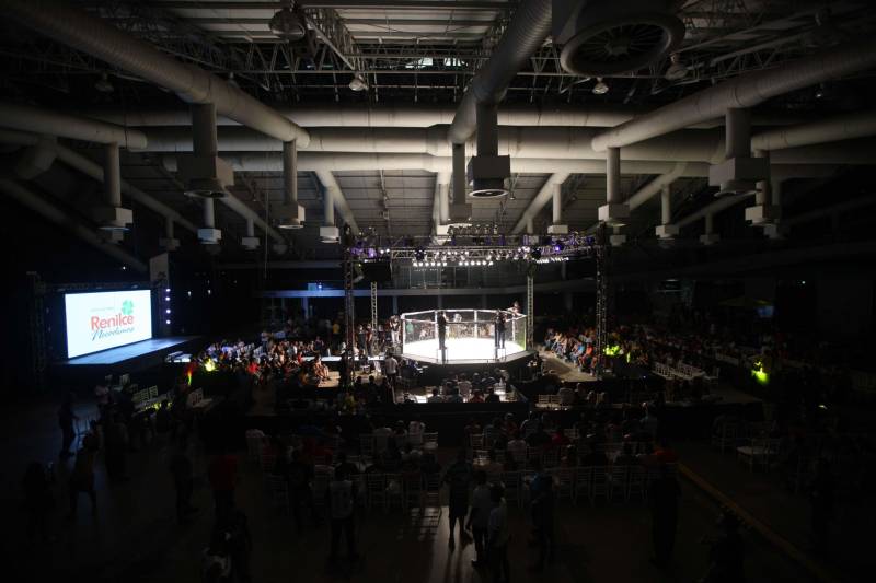 O mundo do MMA conheceu neste sábado os novos guerreiros paraenses. Dos 34 lutadores que entraram no octógono do Jungle Fight 93, 31 representaram o estado. Destaque para Ivanildo Monstrinho e Francisco Figueiredo, que conquistaram os cinturões interinos das categorias 57kg e 61kg, respectivamente, diante do público que lotou o Centro de Convenções da Amazônia – Hangar, com apoio da Secretaria de Estado de Esporte e Lazer.
FOTO: THIAGO GOMES / AG. PARÁ
DATA: 28.04.2018
BELÉM - PARÁ <div class='credito_fotos'>Foto: Thiago Gomes /Ag. Pará | <a href='/midias/2018/originais/79458e76-a884-44f5-9469-251c4c67466d.jpg' download><i class='fa-solid fa-download'></i> Download</a></div>