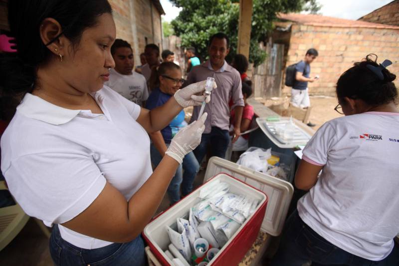 Passados dois dias da enxurrada que destruiu casas e obrigou pessoas a saírem de seus locais de moradia em Paragominas, Governo do Estado e Prefeitura continuam os trabalhos para atender as famílias afetadas, reconstruir o que ficou destruído e restabelecer a situação de normalidade no município. Desde a manhã da última quinta-feira (12), equipes da Defesa Civil intensificam as ações nos bairros atingidos.
FOTO: SIDNEY OLIVEIRA / AG. PARÁ
DATA: 14.04.2018
PARAGOMINAS - PARÁ <div class='credito_fotos'>Foto: Sidney Oliveira/Ag. Pará | <a href='/midias/2018/originais/7956fb34-8e53-443c-baa2-f41a4dcd4be3.jpg' download><i class='fa-solid fa-download'></i> Download</a></div>