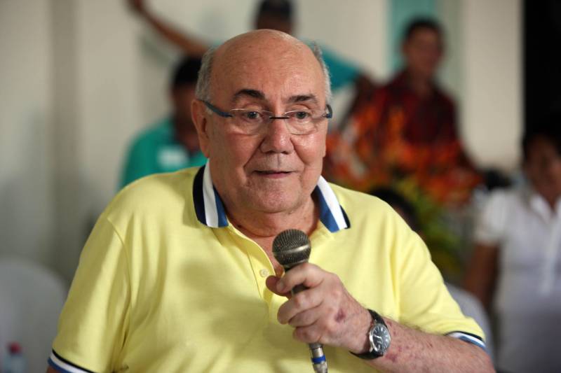 Já durante o evento em Augusto Corrêa, realizado no Centro Nossa Senhora de Nazaré e no Hospital Municipal, o prefeito Filho Barreto lembrou que o município sempre foi beneficiado com obras pela gestão estadual. Desta vez, além do investimento de quase R$ 2 milhões em 4 km de pavimentação, o Governo do Pará também conseguiu um convênio para o asfaltamento da PA-462, que liga o município à Viseu, e ainda a reforma de duas escolas estaduais, o que totaliza cerca de R$ 35 milhões em recursos. Na foto, o senador Flexa Ribeiro.
FOTO: SIDNEY OLIVEIRA / AG. PARÁ
DATA: 14.06.2018
AUGUSTO CORRÊA - PARÁ <div class='credito_fotos'>Foto: Sidney Oliveira/Ag. Pará | <a href='/midias/2018/originais/79585b83-9ea6-431c-9b54-fdc6435f1833.jpg' download><i class='fa-solid fa-download'></i> Download</a></div>