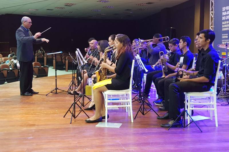Foi grande a movimentação no segundo dia do primeiro Salão do Livro de Carajás, neste sábado, 28. A programação começou com apresentação cultural de escolas de 17 comunidades da zona rural de Marabá. Cerca de 360 estudantes do campo puderam mostrar projetos pedagógicos. Após a roda de conversa, o público pôde conferir hinos instrumentais com a Banda Doxologia (foto) e o show com ritmos colombianos “Salsa com Jambu”, de Bruno Benitez e Banda Mundo Mambo.
FOTO: ASCOM CRGSP
DATA: 28.04.2018
MARABÁ - PARÁ <div class='credito_fotos'>Foto: ASCOM CRGSP | <a href='/midias/2018/originais/795c02e9-9b16-42a5-a361-9d278eb194e5.jpg' download><i class='fa-solid fa-download'></i> Download</a></div>