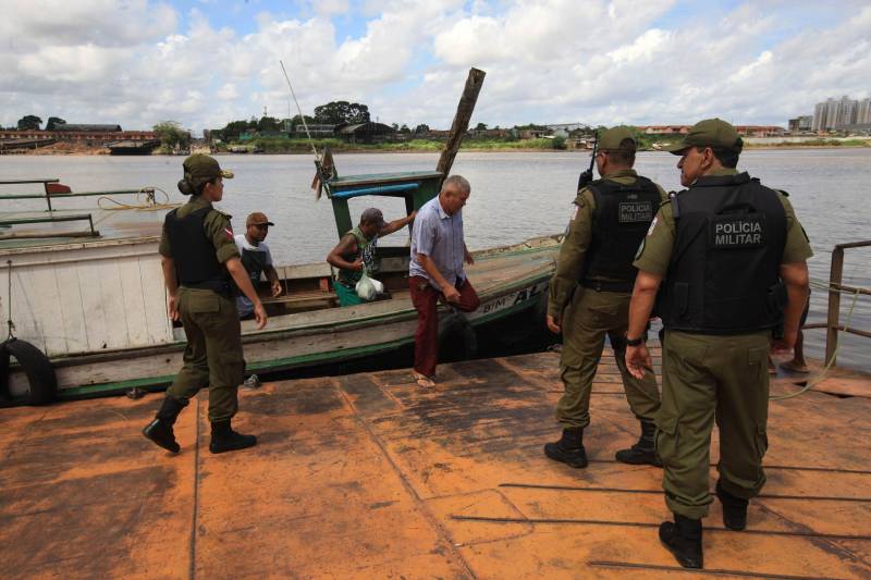 “Ser mulher é o primeiro desafio”. É assim que Erika Pereira (foto), a primeira mulher à frente do Comando de Policiamento da Capital II, descreve a sensação de fazer parte de uma corporação predominantemente formada por homens. A coronel é uma das cerca de 1.600 mulheres que atuam hoje na Polícia Militar (PM). Aos 41 anos, depois de 24 deles na PM, ela não se sente sozinha nessa missão e na ambição de ocupar cargos de liderança. 

FOTO: MÁCIO FERREIRA / AG. PARÁ
DATA: 27.05.2018
BELÉM - PARÁ <div class='credito_fotos'>Foto: MÁCIO FERREIRA/ AG. PARÁ   |   <a href='/midias/2018/originais/795ee4f7-f0aa-4222-9679-8b659255a4a3.jpg' download><i class='fa-solid fa-download'></i> Download</a></div>