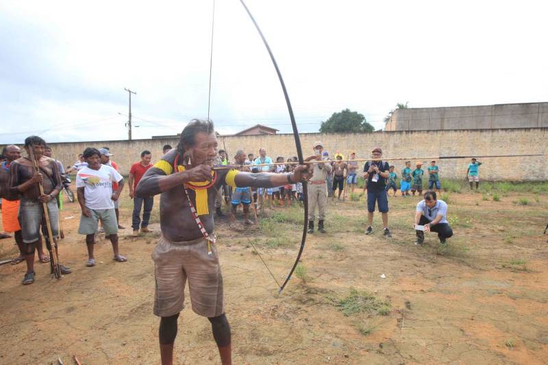 O que na aldeia é uma ferramenta de caça, na Semana dos Povos Indígenas vira uma das modalidades esportivas mais aguardadas. A competição de arco e flecha levou ao Estádio Municipal Turcão, no centro de São Félix do Xingu, município do sudeste do Pará, um dos símbolos da cultura dessas comunidades. Entre índios jovens, que saem na floresta à procura de comida, aos velhos caciques, que chefiam as aldeias, 15 participaram da competição, exibindo precisão e habilidade. Para eles, mais importante do que competir é poder estar a lado dos irmãos, que vêm de diversas partes do País para o evento. Um deles é Paulinho Juruna, 33 anos, que saiu do Estado do Mato Grosso e viajou por quase dois dias para participar da semana em São Félix. “Nosso povo veio com muita alegria ao Pará. A gente nunca tinha estado aqui. Temos gratidão com a Prefeitura de São Félix pelo convite. Agora, posso mostrar minha habilidade com o arco e flecha aos parentes Kayapó da região. E, quem sabe, aprender com eles”, disse Paulinho Juruna, acrescentando que “usamos a flecha basicamente para caçar. Mais para a pesca. É como se fosse o anzol de vocês”. Na foto, o vencedor do arco e flecha foi Jakakmãkroro Kayapó, 70 anos.
FOTO: RODOLFO OLIVEIRA / AG. PARÁ
DATA: 17.04.2018
SÃO FÉLIX DO XINGU - PARÁ <div class='credito_fotos'>Foto: Rodolfo Oliveira/Ag. Pará | <a href='/midias/2018/originais/79603308-9201-4b45-a45f-6801100a7522.jpg' download><i class='fa-solid fa-download'></i> Download</a></div>
