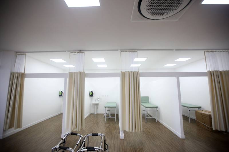 O Pará ganha, a partir desta quarta-feira, 30, o primeiro Centro Integrado de Inclusão e Reabilitação da região Norte. Localizado na rodovia Arthur Bernardes, em Belém, às margens da Baía do Guajará, o Centro Integrado de Inclusão e Reabilitação – CIIR, está instalado em uma área total de mais de 40 mil metros quadrados. O Centro é diferente de outros que já existem no país por integrar vários serviços em um único local. A obra foi iniciada em março de 2014 e está orçada em mais de R$ 32 milhões, recursos do tesouro estadual. O CIIR faz parte das ações previstas pelo Governo do Estado ampliando os serviços já oferecidos pela Secretaria de Estado de Saúde Pública (Sespa). A inauguração do Centro será às 16h30. O CIIR vai agregar, em um único espaço, assistência médica, odontológica, reabilitação, capacitação, oficinas para produção de próteses e serviço de apoio e diagnósticos em crianças, jovens e adultos com deficiência no Estado do Pará. No CIIR vai funcionar um Centro Especializado em Reabilitação (CER IV) para usuários com deficiência auditiva, física, intelectual e visual; uma oficina ortopédica fixa e um Centro de Especialidades Odontológicas (CEO II).
FOTO: THIAGO GOMES / AG. PARÁ
DATA: 25.05.2018
BELÉM - PARÁ <div class='credito_fotos'>Foto: Thiago Gomes /Ag. Pará | <a href='/midias/2018/originais/7964510f-7576-44ed-9e28-9e78d800d7de.jpg' download><i class='fa-solid fa-download'></i> Download</a></div>