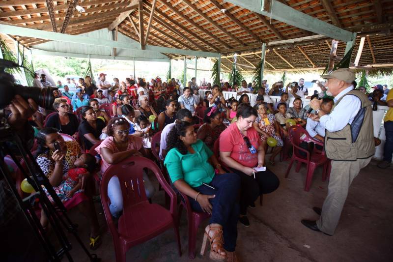“Ter a posse da terra é a certeza de que nunca iremos perder o nosso direito, que nossos filhos e nossos netos poderão dar continuidade a nossa história em segurança. Foram anos de luta até chegar esse dia, agraciados com a assinatura do nosso título de terra. Só temos a agradecer a todos que fizeram parte disso e a cada um que lutou junto para que hoje isso se tornasse realidade”. A fala emocionada foi de seu Mário Araújo Silva, presidente da Associação Remanescente de Quilombo Espírito Santo, localizada no município do Acará, no nordeste do Estado. Ele assinou, neste sábado (24), junto com o governador Simão Jatene, o título que dá a posse da terra a comunidade. A fala do presidente traduz o sentimento das dezenas de famílias que moram no local, que agora tem a posse legítima do local onde seus antepassados viveram. “Sou filho de mãe negra. Nasci aqui como minha vó, bisavó, que fazem parte da história dessa comunidade que já existe a mais de 300 anos.
FOTO: SIDNEY OLIVEIRA / AG. PARÁ
DATA: 24.03.2018
ACARÁ - PARÁ <div class='credito_fotos'>Foto: Sidney Oliveira/Ag. Pará | <a href='/midias/2018/originais/7969a665-b3bc-44e8-a353-c38533f0833b.jpg' download><i class='fa-solid fa-download'></i> Download</a></div>