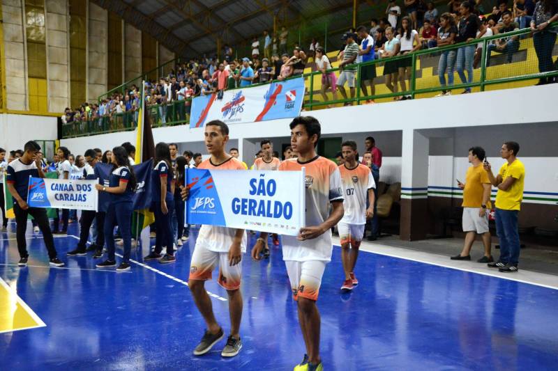 Ação esportivo-educacional que há mais de meio século propõe disseminar a cultura da paz e descobrir talentos esportivos, os Jogos Estudantis Paraenses (Jeps) chegam à sua 60ª edição. Até o dia 26 de maio, o município de Parauapebas, no sudeste do Estado, sedia a etapa Carajás, a quarta e última regional, que apontará os representantes da região que vão disputar a etapa estadual, em Belém.
FOTO: FERNANDO NOBRE / ASCOM SEDUC
DATA: 23.05.2018
PARAUAPEBAS - PARÁ <div class='credito_fotos'>Foto: FERNANDO NOBRE/ASCOM SEDUC | <a href='/midias/2018/originais/796b5764-14a2-4c5c-89e6-7f299294c0da.jpg' download><i class='fa-solid fa-download'></i> Download</a></div>